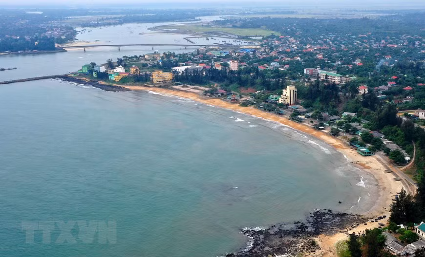 La plage de Cua Tung est sans aucun doute un endroit idéal pour les vacances et un repos. Photo: VNA