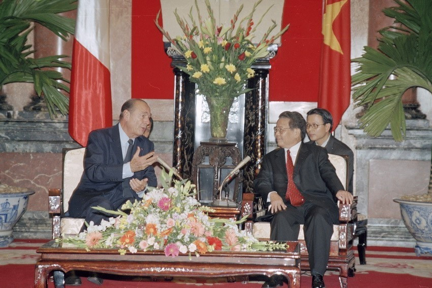 Entretien entre l'ancien président de la France Jacques Chirac et l'ancien président du Vietnam Tran Duc Luong à Hanoï en octobre 2004. Photo: VNA