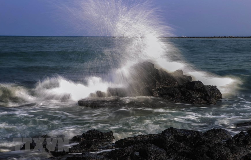 La plage de Cua Tung possède un sable blanc qui contraste magnifiquement avec l'eau azur et le ciel bleu. Photo: VNA