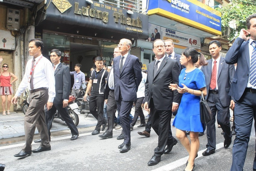 L'ancien président français François Hollande visite le Vieux quartier de Hanoï dans l'après-midi du 6 septembre 2016. Photo: VNA