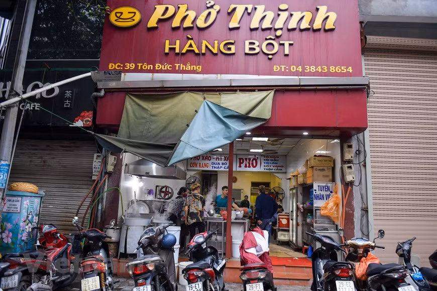 Des restaurants de “pho” à Hanoï rouvrent leurs portes après 3 semaines de distanciation sociale. Photo: VNA