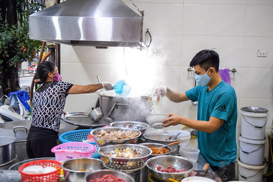 Les vendeurs portent des masques et préparent des désinfectants pour les clients. Photo: VNA