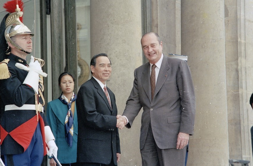 L'ancien président de la France Jacques Chirac a reçu le 1er avril 1998 au Palais de l'Élysée à Paris l'ancien Premier ministre vietnamien Phan Van Khai en visite d’Etat en France. Photo: VNA