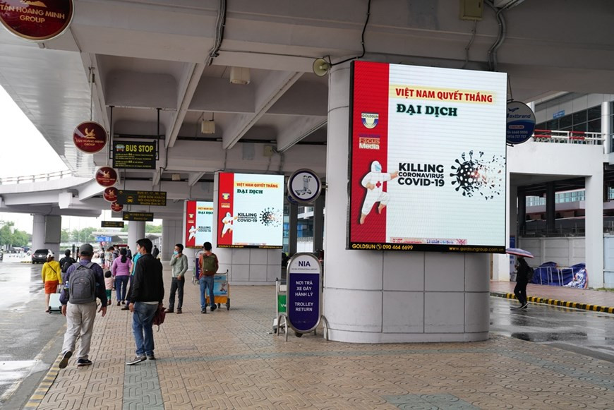 Le slogan "Le Vietnam est déterminé à vaincre la pandémie" est promu partout dans l'aéroport. Photo: VNA