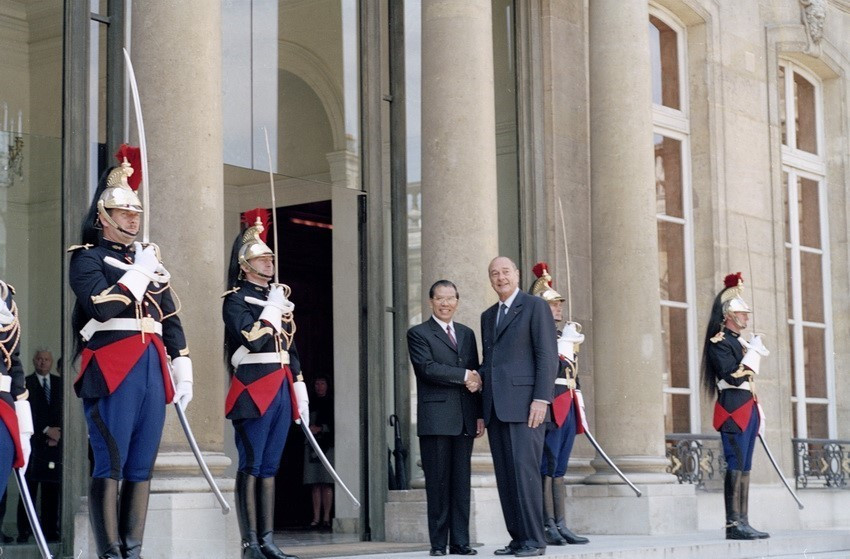 L'ancien président français Jacques Chirac a reçu le 7 juin 2005 au Palais de l'Élysée à Paris l'ancien secrétaire général du Parti communiste du Vietnam Nong Duc Manh lors de sa visite officielle en France. Photo: VNA