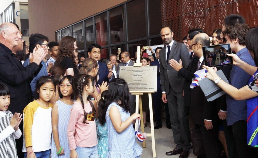 Lors de la visite officielle au Vietnam, le 3 novembre 2018, le Premier ministre français Édouard Philippe a visité et coupé la bande inaugurale de l'École internationale française Alexandre Yersin dans le district de Long Bien à Hanoï. Photo: VNA