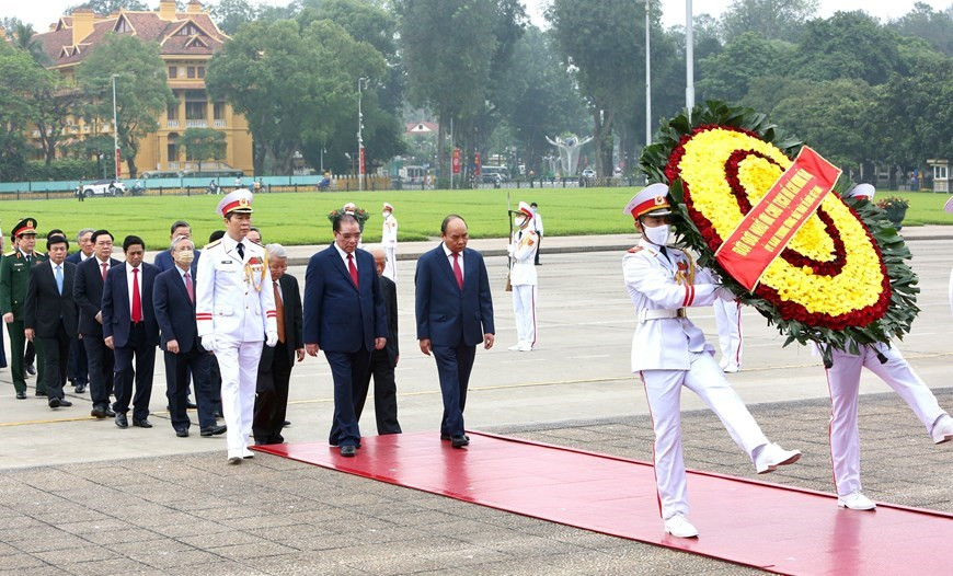 Une délégation des dirigeants du Parti et de l’État du Vietnam a rendu hommage au Président Hô Chi Minh en son mausolée, jeudi 30 avril à l’occasion des 45 ans de la libération du Sud et de la réunification nationale. Photo: VNA
