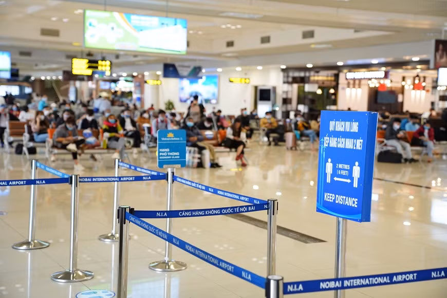 À l'aéroport international de Noi Bai à Hanoï, les passagers doivent maintenir une distance d’au moins deux mètres entre eux. Photo: VNA