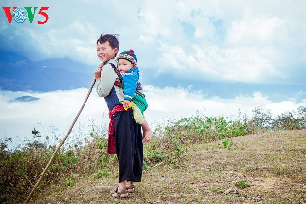 Ce petit garçon Mong gravit presque tous les jours dans la montagne pour admirer cette mer de nuages. 