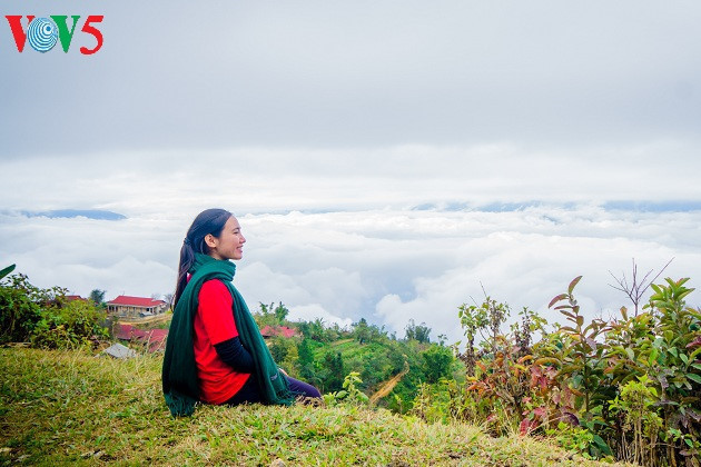 Une mer de nuage devant une jeune fille issue d'une minorité ethnique. 