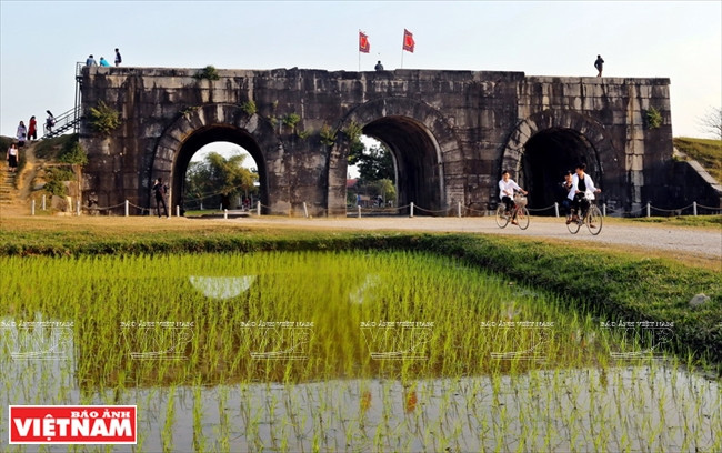 L'ensemble de la paroi externe de la citadelle a été assemblé avec des pierres bleues empilées les unes sur les autres. Certains blocs font 6m de long et pèsent plus de 20 tonnes. Selon les scientifiques, la citadelle a nécessité 20 000 m3 de pierres. 