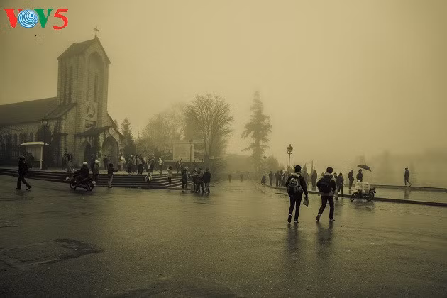 La ville de Sapa dans le brouillard et les nuages, tôt le matin. 