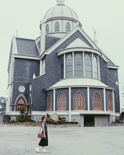 L’église Phu Cuong à Binh Duong. Il s’agit d’une des nouvelles destinations, qui est unique avec son architecture audacieuse européenne et son parvis assez grand.