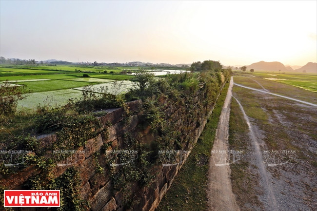 Selon la rubrique Tourisme en ligne de la chaîne de télévision CNN (Etats-Unis), l'UNESCO a choisi cette ancienne citadelle pour deux raisons: premièrement, la citadelle a existé seulement 7 ans (1400 - 1407) dans une période mouvementée de l'histoire du Vietnam ; deuxièmement, elle est un modèle exceptionnel de citadelle de pierre en Asie du Sud-Est et le plus grand dans le monde.