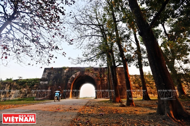 La paroi externe de la citadelle est composée de blocs de pierre bleue, le plus grand bloc de 26 tonnes. Les grands blocs sont dans les murs Ouest, Sud et Est.