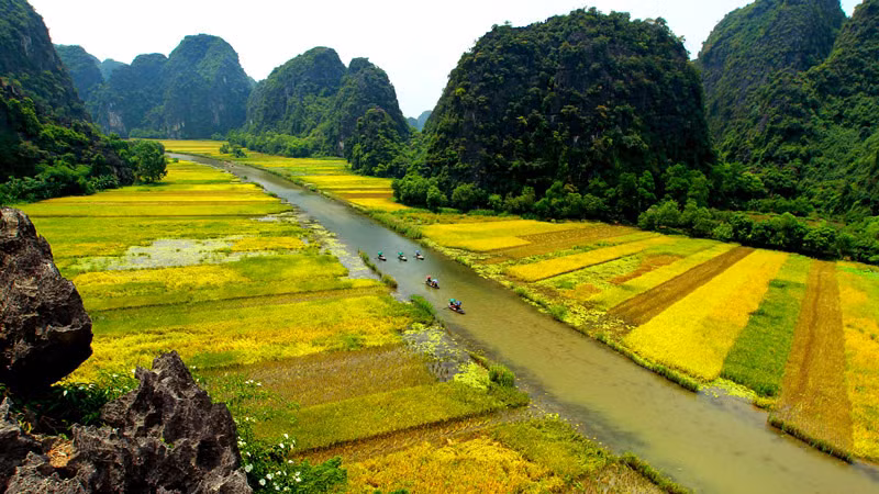 Tam Coc conserve des caractéristiques originales, simples et rustiques, avec de nombreuses grottes, donnant l’impression à ses visiteurs de plonger dans la nature.