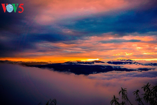 Crépuscule au dessus de la mer de nuages à Sin Ho-Lai Chau. 