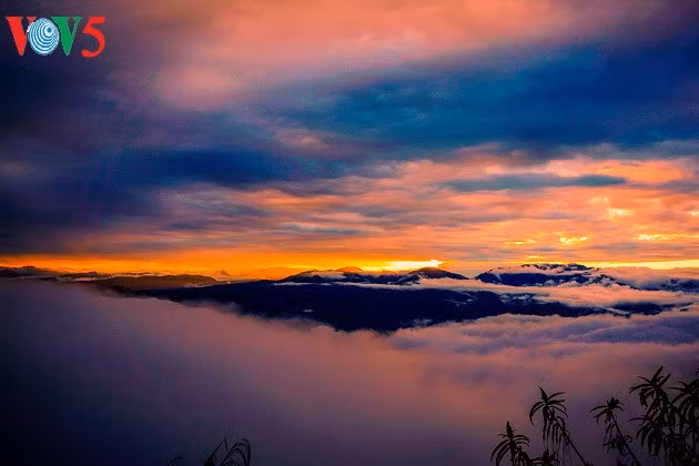 Crépuscule au dessus de la mer de nuages à Sin Ho-Lai Chau. 