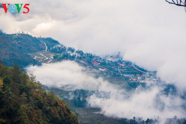 Les vagues de nuages inondent les villages et créent un paysage féerique (Commune Y Ty, district de Bat Xat, province de Lao Cai).
