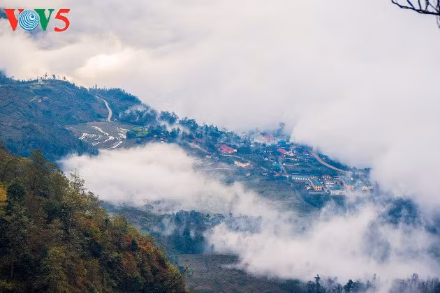 Les vagues de nuages inondent les villages et créent un paysage féerique (Commune Y Ty, district de Bat Xat, province de Lao Cai). 