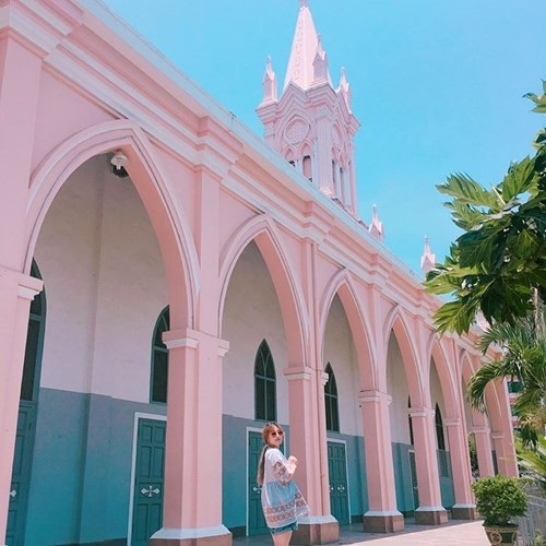 L’église du Coq à Da Nang est située dans la rue Tran Phu. Construite en 1923 par les Français, elle est de style gothique : les fenêtres ressemblent à un losange, le toit est grand. Sur le toit, il y a une statue du coq.