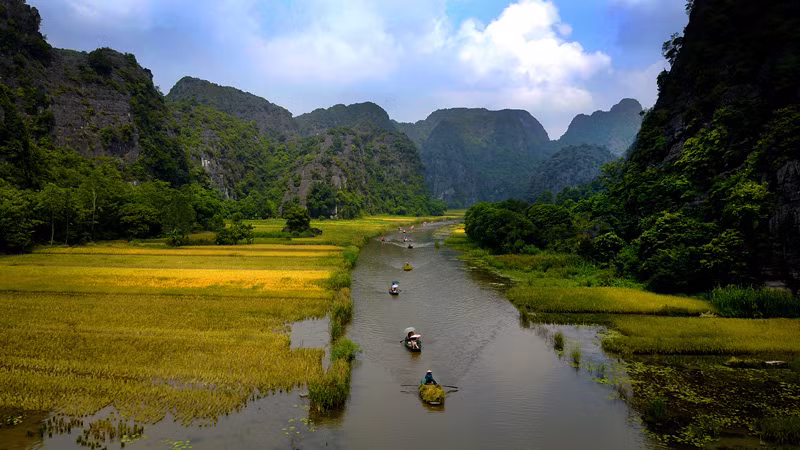 Durant une tranquille excursion en barque le long de la rivière Ngo Dong, le visiteur aura l’impression de passer dans un monde féérique, au milieu de paysages époustouflants dans un air frais.