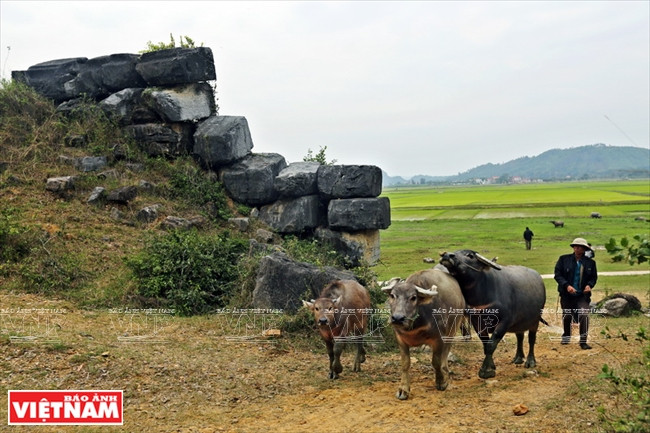 Les remparts sont faits d’argile mélangée avec des graviers et du sable, avec une épaisseur d'environ 60 - 70 cm.