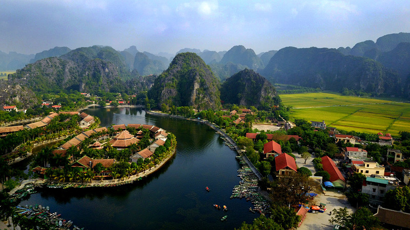 Situé dans le complexe de paysage pittoresque de Trang An, Tam Coc est surnommé la baie d’Halong terrestre. Cette zone se caractérise par un spectaculaire paysage de grottes et de pitons calcaires, dont certaines immergées, encadré de falaises abruptes, presque verticales.