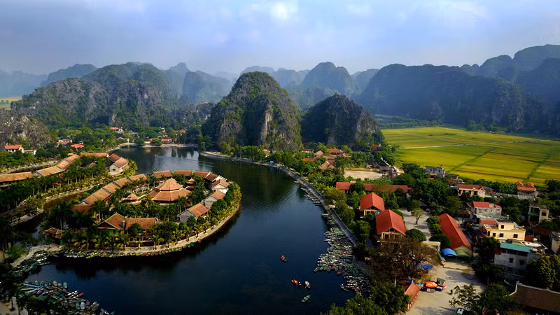 Situé dans le complexe de paysage pittoresque de Trang An, Tam Coc est surnommé la baie d’Halong terrestre. Cette zone se caractérise par un spectaculaire paysage de grottes et de pitons calcaires, dont certaines immergées, encadré de falaises abruptes, presque verticales.
