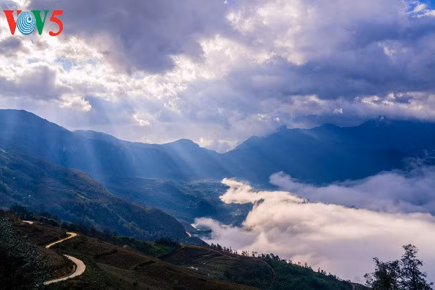 Dès le petit jour, une mer de nuages se forme (Ngai Thau-Bat Xat-Lao Cai). 