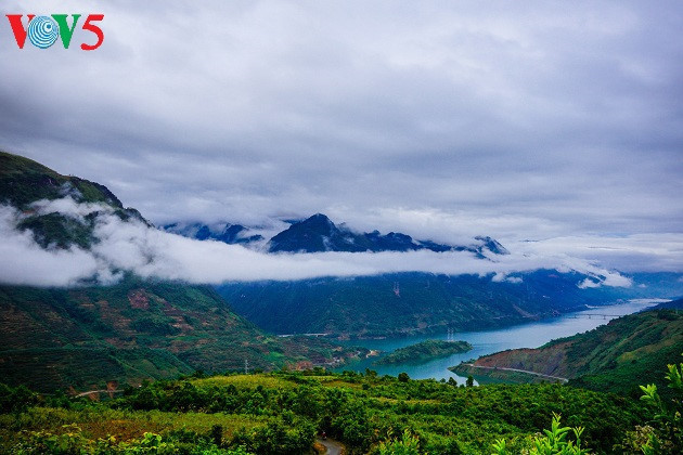 Des ondulations fascinantes au dessus de la rivière Nam Nhun, dans la province de Lai Chau. 