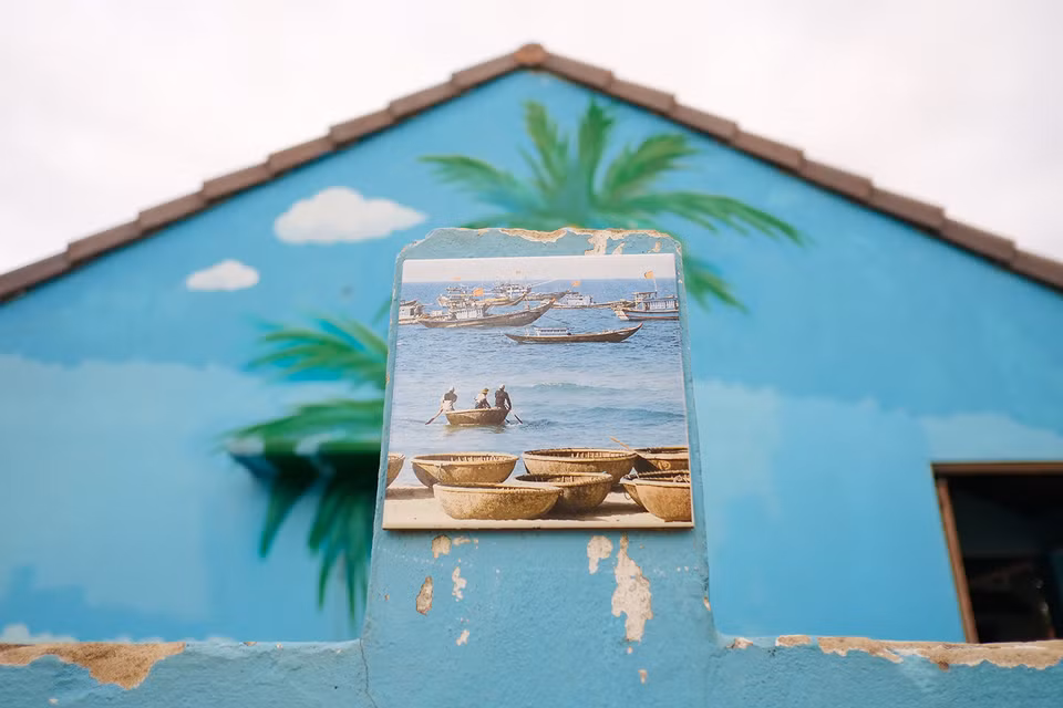 Des oeuvres sur le mur des maisons dans le village de Tam Thanh. 