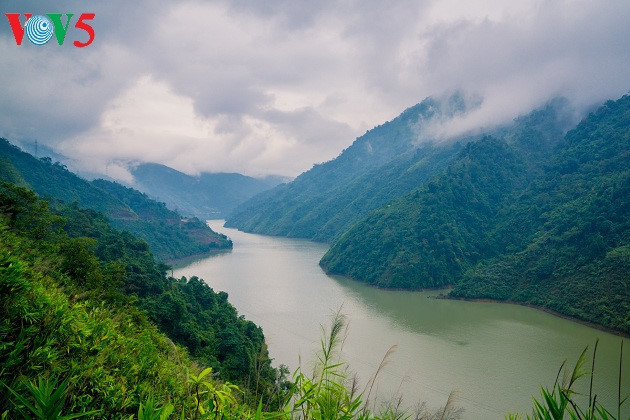 La rivière Da se réveille sous les nuages (district de Mường Tè, province de Lai Châu). 