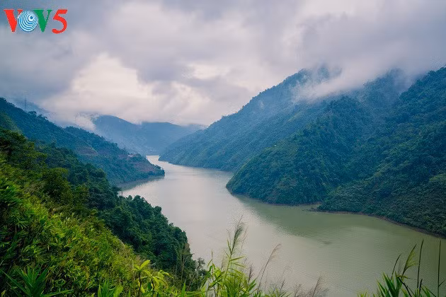 La rivière Da se réveille sous les nuages (district de Mường Tè, province de Lai Châu). 