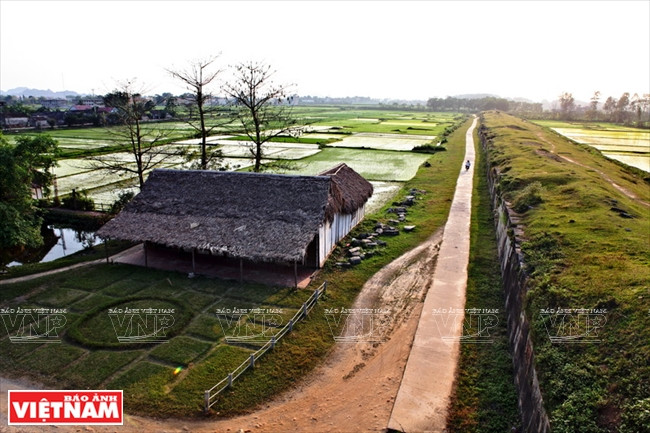 La citadelle impériale a une forme presque carrée (870,5 m X 883,5 m). La route Hoa Nhaï («Route Royale»), dallée de pierre et d’environ 2,5 km de long, va vers l’Esplanade du Nam Giao reliant les deux portes Sud-Nord. Elle a été construite en août 1402.