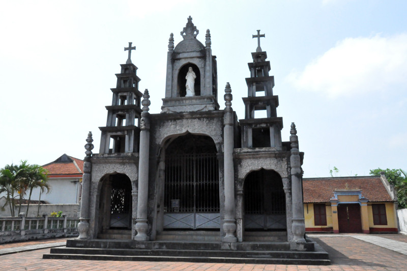 La Cathédrale de Phat Diêm à Ninh Binh est située à 28 km du Sud du centre-ville de Ninh Binh. Construite en 1891 sous l’impulsion du père Six dans un style mariant architecture de la pagode bouddhique et de l’église catholique, la cathédrale de Phat Diêm forme, avec une dizaine de monuments en pierre et en bois qui l’entourent, un ensemble architectural unique.