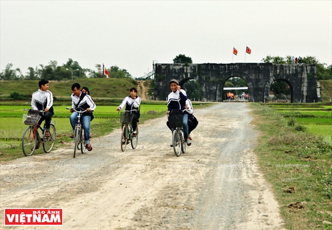 Une partie de la route principale à la porte du Sud est appelée route Caï Hoa, Hoa Nhaï ou Hoè Nhaï. Lors des fouilles, on y a découvert les traces de l'ancienne route reliant la citadelle à la montagne Dôn Son via la porte du Sud.