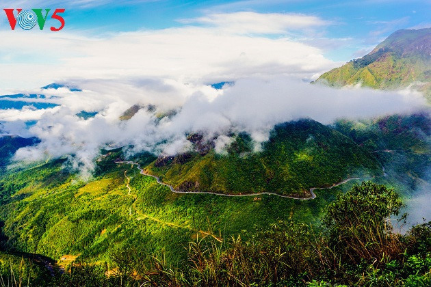 Quand la vallée située en-dessous du col O Quy Ho est enveloppée de nuages. 