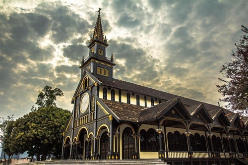 Bâtie il y a plus d’un siècle, l’église en bois de la ville de Kon Tum, province du même nom (sur les Hauts-plateaux du Centre), possède une architecture originale. Cette église mélange le style roman à celui des maisons sur pilotis de l’ethnie Ba Na.
