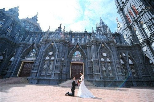 La cathédrale Hung Nghia dans le district de Hai Hau, province de Nam Dinh (nord), a été construite en 1927 et rénovée en 2000. Avec sa structure de château, vous tomberez forcément sous le charme.