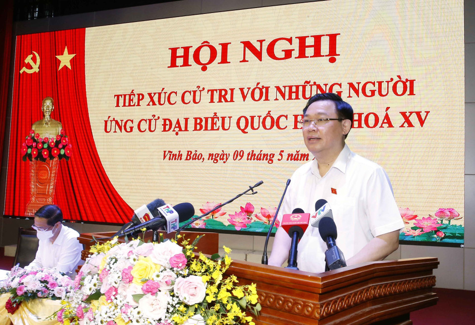 Le président de l’Assemblée nationale et du Conseil électoral national, Vuong Dinh Huê, s’exprime lors de cette conférence. Photo : VNA