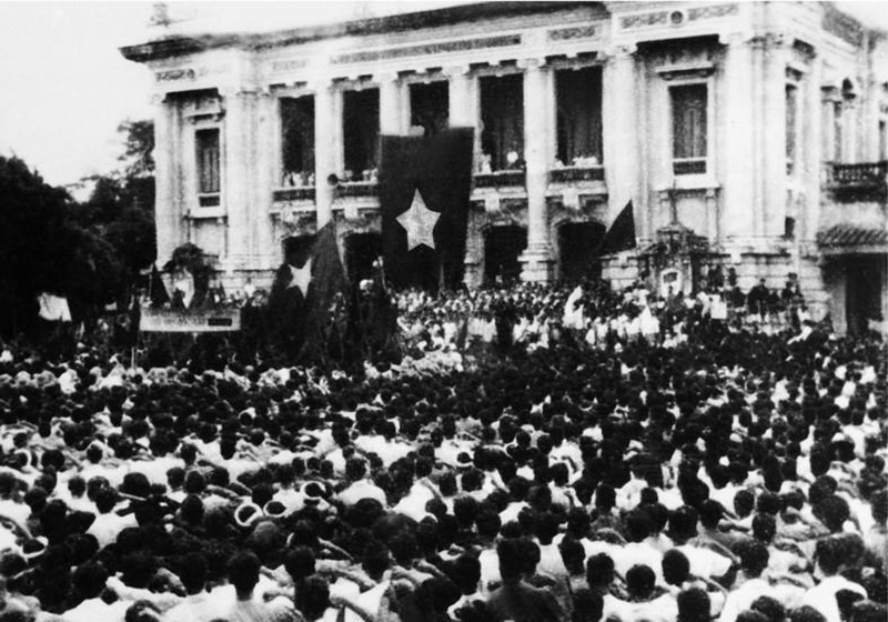 Meeting pour déclencher l’Insurrection générale, organisé par le Front de l’indépendance du Vietnam (Viêt minh) le 19 août 1945 devant l’Opéra de Hanoi. Photo: VNA