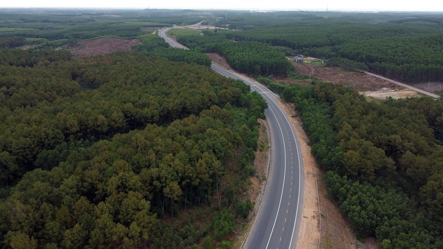 Ce tronçon traverse d’immenses forêts vertes. Photo : VNA