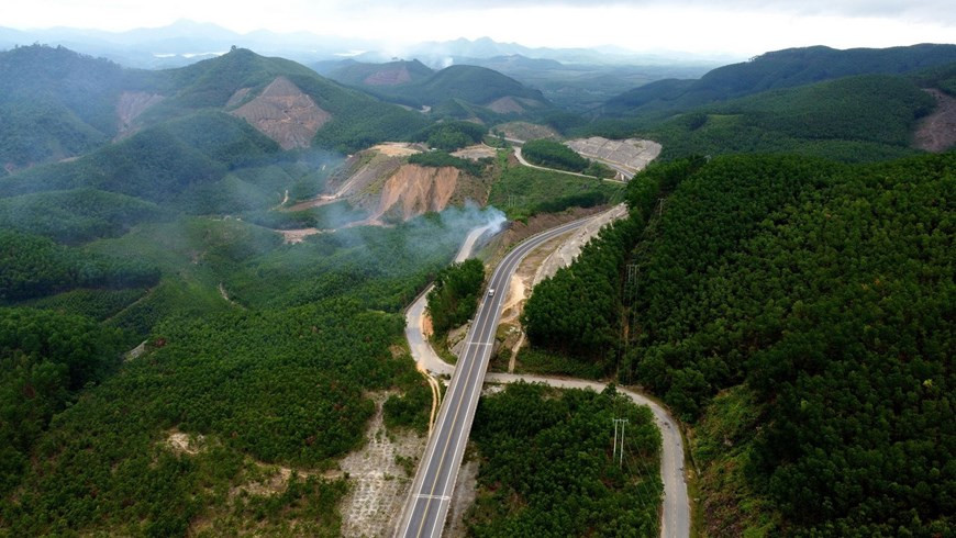 Ce tronçon constitue l’un des projets dans le cadre du grand projet de construction de l’autoroute Nord-Sud. Il représente un investissement total de 11.487 milliards de dôngs (plus de 400 millions de dollars). Les travaux doivent s’achever en 2021. Pendant la première phase, le tronçon comprendra deux voies larges de 12 mètres. Photo : VNA
