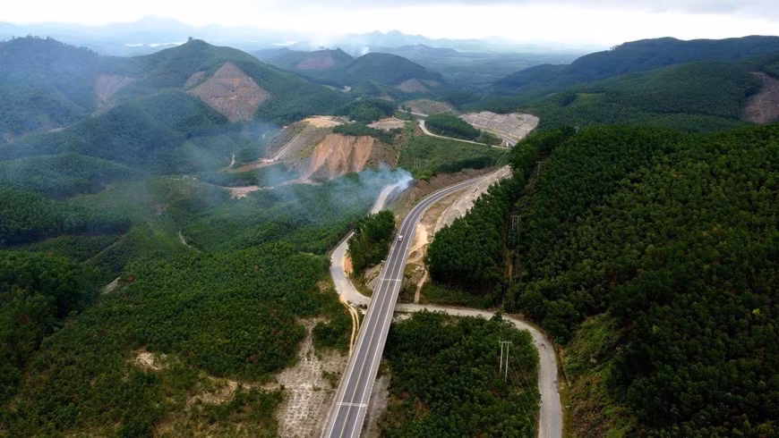 Ce tronçon constitue l’un des projets dans le cadre du grand projet de construction de l’autoroute Nord-Sud. Il représente un investissement total de 11.487 milliards de dôngs (plus de 400 millions de dollars). Les travaux doivent s’achever en 2021. Pendant la première phase, le tronçon comprendra deux voies larges de 12 mètres. Photo : VNA