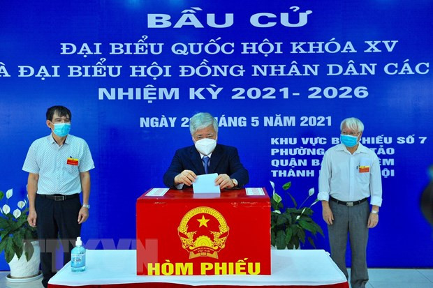 Le président du Comité central du front de la Patrie du Vietnam, Dô Van Chiên, au bureau de vote n°7, quartier de Xuân Tao, arrondissement de Bac Tu Liêm, à Hanoi. Photo: VNA