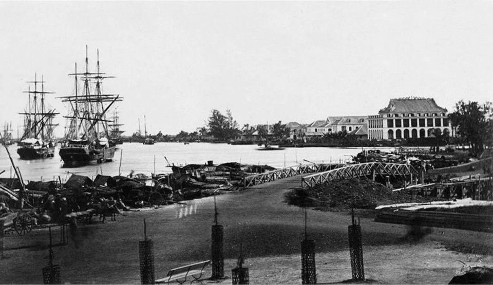 Il y a 110 ans, le 5 juin 1911, le Président Hô Chi Minh, âgé de 21 ans et sous le nom de Van Ba, quitta le port de Nhà Rông (Maison de Dragon), à Saigon (actuellement Hô Chi Minh-Ville), à bord du paquebot Amiral Latouche Treville pour aller trouver la voie du salut national. Après de longues années aux quatre coins du monde, le jeune patriote trouva sa voie: le Marxisme - Léninisme. Il réussit à réunir les Vietnamiens patriotes dans la lutte pour le salut national. C'est lui qui créa le Parti communiste du Vietnam. Son nom de Hô Chi Minh est lié étroitement à la Révolution vietnamienne et aux exploits éclatants du Vietnam au XXe siècle. "Rien n'est plus précieux que l'indépendance et la liberté". Cette parole du Président Hô Chi Minh revêt une profonde signification contemporaine. Photo: VNA
