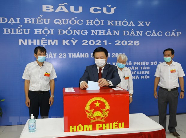 Le directeur de l'Académie nationale de politique Hô Chi Minh, vote dans l'arrondissement de Bac Tu Liêm, à Hanoi. Photo: VNA
