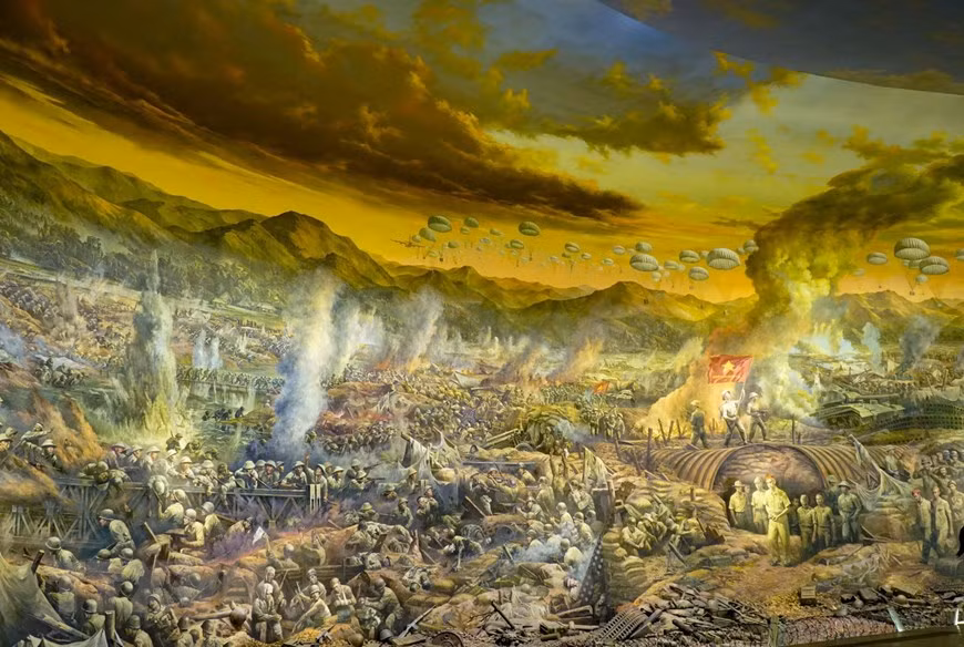 Ce tableau présente quatre scènes : la préparation au combat ; le prélude majestueux ; l’affrontement historique et la victoire finale. Photo : VNA