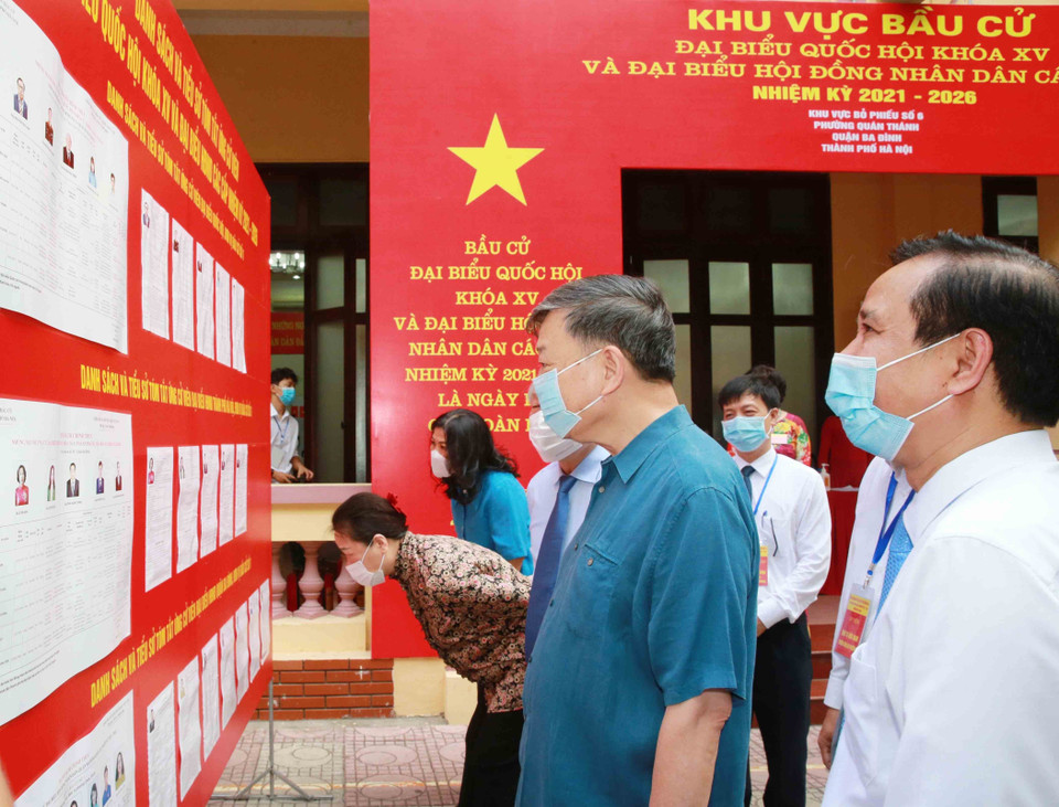 Le ministre de la Sécurité publique Tô Lâm voit la liste électorale au bureau de vote n°6, dans le quartier de Quan Thanh, arrondissement de Ba Dinh, à Hanoi. Photo: VNA